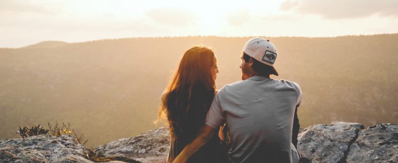 junges Pärchen beim Sonnenuntergang